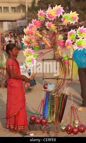 India Maharashtra, Mumbai, Chowpatty Beach, giocattoli fornitore, Foto Stock