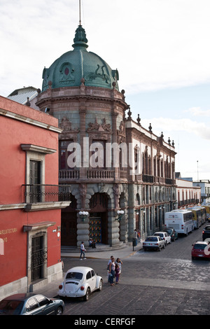 Storico in pietra francese floride stile Beaux Arts Teatro Macedonio Alcala theatre visto da Calle Cinqo de Mayo di Oaxaca Messico Foto Stock