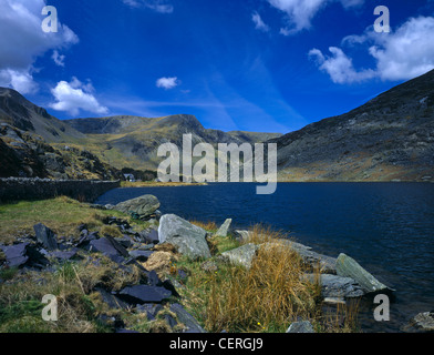 Llyn Ogwen in piedi alla testa del Nant Francon pass. Foto Stock