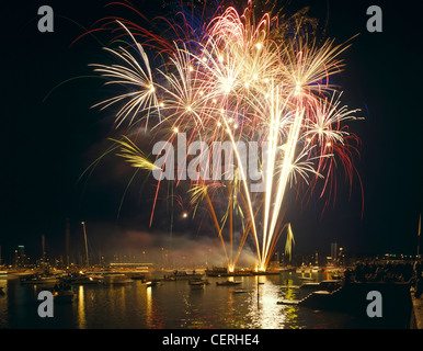 Fuochi d'artificio per contrassegnare la fine di Cowes Week. Foto Stock