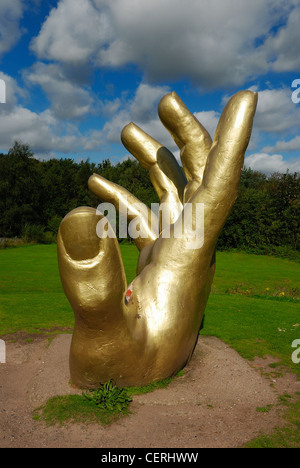 Giant golden mano vicario water country park England Regno Unito Foto Stock