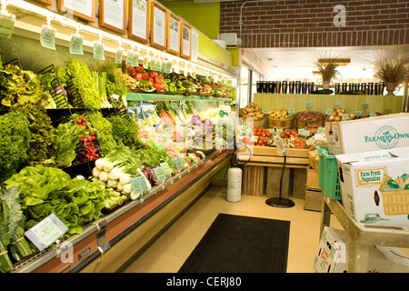 La verdura fresca e abbondante in un cibo co-op in Great Barrington, Massachusetts. Foto Stock