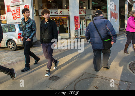 Parigi, Francia, Chinese Teenagers Migrants Walking on Street nel quartiere di Belleville Chinatown, International Immigration Europe, paris chinese community, Street paris di giorno Foto Stock