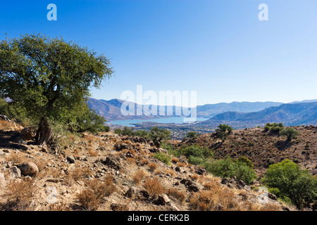 Vista sulla Khemis de Biaoudine serbatoio dal 7002 strada di montagna tra Agadir e Marrakech, Marocco, Africa del Nord Foto Stock