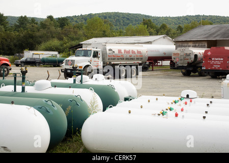 Il gas propano serbatoi sono schierate nel cortile di una New York rivenditore di carburante. Foto Stock