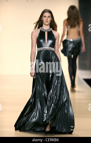 Jenny Packham Milano pronto a indossare Primavera Estate Brunette modello indossando un grigio metallico flolength abito pieghettato jewelled halter Foto Stock