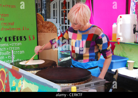 Ragazza rendendo crepes al Camden Lock market London REGNO UNITO Foto Stock