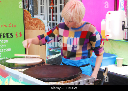 Ragazza rendendo crepes al Camden Lock market London REGNO UNITO Foto Stock