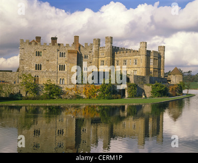 Riflessioni in acqua del Castello di Leeds. Foto Stock