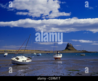 Una vista di Lindisfarne Castle attraverso il porto. Foto Stock