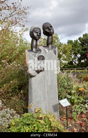 Hyde Hall RHS Gardens il nostro primo bambino - Statua da Joe Mutasa. Mistero in pietra mostra. Foto Stock