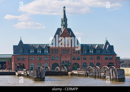 Ferrovia Centrale del New Jersey (CRRNJ) terminale, tra cui il vecchio traghetto scivola, in Liberty State Park, Jersey City, New Jersey Foto Stock