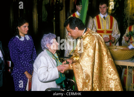 Greco ortodosso di sacerdote, donna anziana, domenica delle palme, la settimana santa, la settimana di Pasqua, Annunciazione cattedrale, San Francisco, California Foto Stock