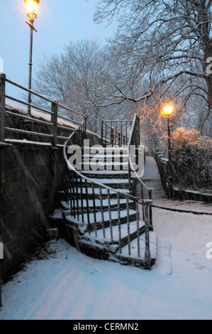 Chester nella neve che mostra fasi di curve che portano sulle mura romane Foto Stock