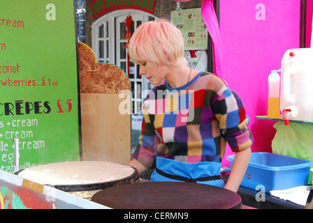 Ragazza rendendo crepes al Camden Lock market London REGNO UNITO Foto Stock