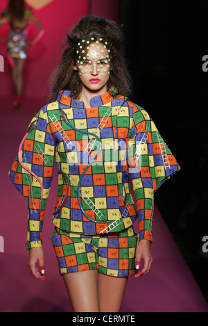 Manish Arora pronto a indossare Primavera Estate aggraffati pettinature capelli, Bindi decorazione sulla faccia, il serpente e la scaletta motif camicetta e Foto Stock