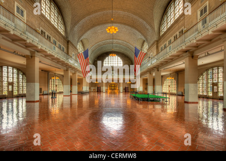 L'Ellis Island Registry Room (Sala Grande) all'interno di Ellis Island Museo di immigrazione. Foto Stock