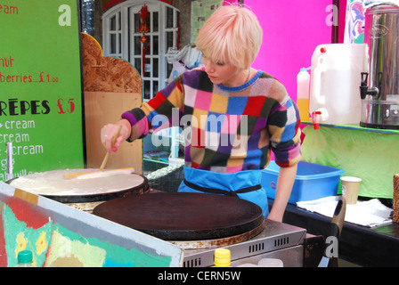 Ragazza rendendo crepes al Camden Lock market London REGNO UNITO Foto Stock