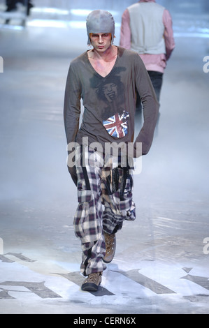 Galliano Parigi pronto a indossare in autunno e inverno Galliano ritratto pullover Unione bandiera, e plaid pantaloni cargo, scarpe da tennis e Foto Stock