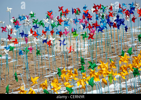 Colle di vento con centinaia di colorati giocattolo di plastica mulini a vento a DMZ De-militarized zone Imjingak nel parco, Corea del Sud Foto Stock