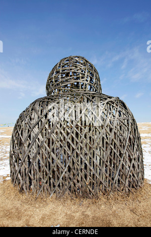 Guardando verso l'unità di installazione scultura d'arte statue di persone anonime a DMZ De-militarized zone Corea del Sud Foto Stock