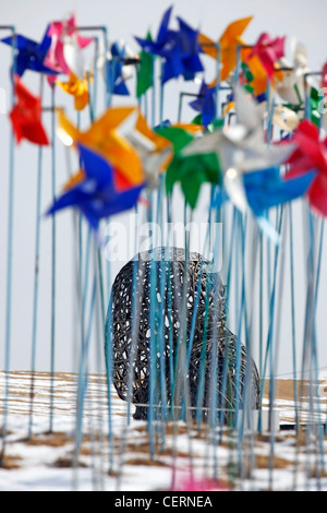 Colle di vento con centinaia di colorati giocattolo di plastica mulini a vento a DMZ De-militarized zone Imjingak nel parco, Corea del Sud Foto Stock