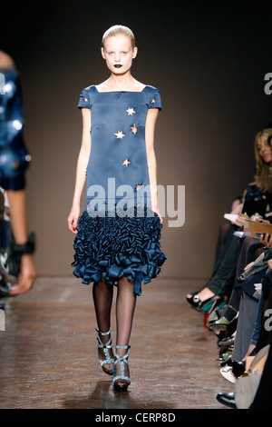 Giles Deacon Londra pronto a indossare in autunno e inverno femmina nera labbra, indossando sky blue star asportate abito increspato hem, e Foto Stock