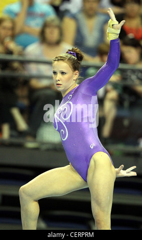 Hannah Whelan Liverpool ginnasta base eseguendo sul pavimento a 2011 British campionati di ginnastica Foto Stock