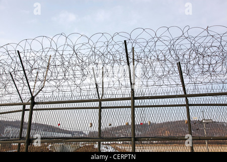 Filo spinato e Sud bandiera coreana a DMZ De-militarized zone del sud corea del nord di frontiera, Imjingak, Corea del Sud Foto Stock