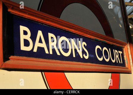 Barons Court la stazione della metropolitana di segno. Foto Stock