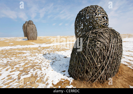 Guardando verso l'unità di installazione scultura d'arte statue di persone anonime a DMZ De-militarized zone Corea del Sud Foto Stock