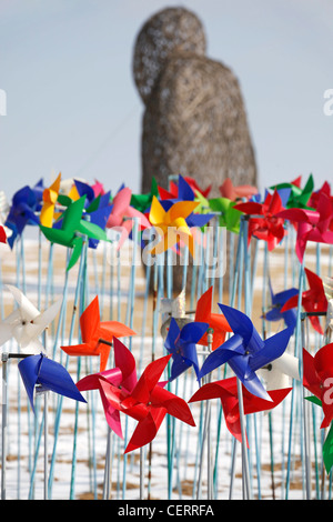 Colle di vento con centinaia di colorati giocattolo di plastica mulini a vento a DMZ De-militarized zone Imjingak nel parco, Corea del Sud Foto Stock