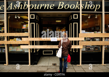 Ashbourne High Street.Negozi intavolato per l annuale Shrovetide Football Match. Foto Stock