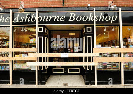 Ashbourne High Street.Negozi intavolato per l annuale Shrovetide Football Match. Foto Stock