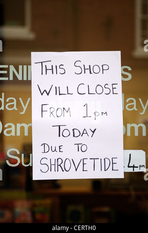 Ashbourne High Street.Negozi intavolato per l annuale Shrovetide Football Match. Foto Stock