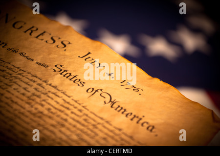 La dichiarazione di indipendenza di fronte a Betsy Ross bandiera americana, il focus è su 4 Luglio, 1776 poi cade rapidamente Foto Stock