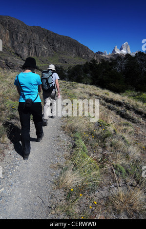 Gli escursionisti sulla via verso il Monte Fitz Roy, parco nazionale Los Glaciares, Patagonia, Argentina. No signor Foto Stock