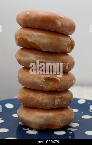 Plain ciambelle Krispy Kreme raffigurato su una piastra in un appartamento di Brighton, East Sussex, Regno Unito. Foto Stock