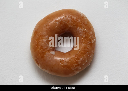 Plain ciambelle Krispy Kreme raffigurato su una piastra in un appartamento di Brighton, East Sussex, Regno Unito. Foto Stock