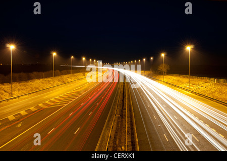 Velocizzazione del traffico passato su una autostrada del Regno Unito durante la notte nel Cheshire Foto Stock