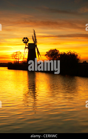 Turf Fen mulino a vento sulla Norfolk Broads al tramonto. Foto Stock