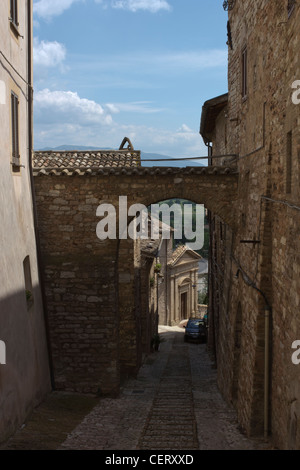 Strada stretta e arco a Spello, Umbria, Italia. Foto Stock