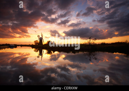 Una vista verso il Turf Fen Windpump su Norfolk Broads. Foto Stock