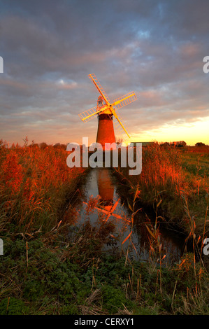 St Benets Windmill finalmente luce su Norfolk Broads. Foto Stock