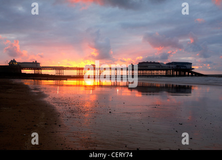 Cromer Pier al tramonto sulla Costa North Norfolk. Foto Stock