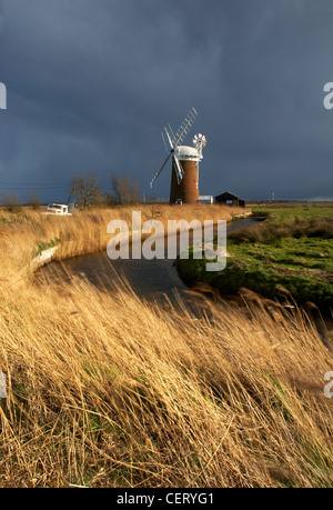 Il mulino a vento di Horsey e Staithe dopo una tempesta su Norfolk Broads. Foto Stock