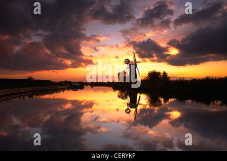 Turf Fen Mulino a vento sulla Norfolk Broads riflettendo nel fiume Ant al tramonto. Foto Stock