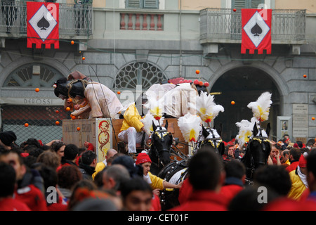 La folla gettando arance al carrello durante il Carnevale di Ivrea è "battaglia delle Arance" (La battaglia delle arance) Foto Stock