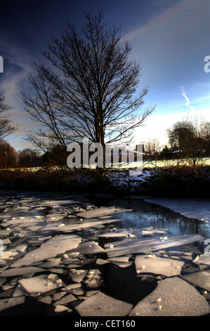 Ice on the Bridgewater Canal Winter in Grappenhall Village, South Warrington Cheshire, England, UK, WA4 2PL Foto Stock