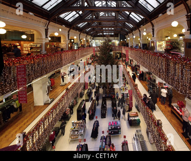 Il Jenners Dept store albero di Natale Edimburgo in Scozia Foto Stock